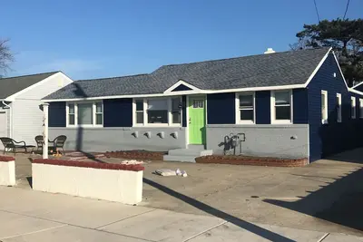 Image de Across the street from the beach!