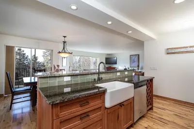 Spacious condo at Flathead Lake w/private balcony, views & A/C - Marina Cay Gem