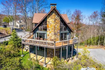Image de Chalet Luzerne 1860 - Wraparound deck, relaxing hot tub, & a pool table