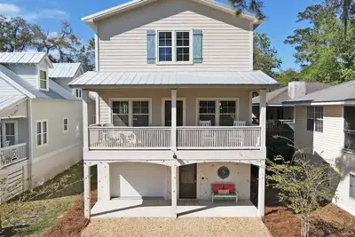 Image de Spacious family fun with game room, only 4 miles from East Beach! Relax + Enoy!