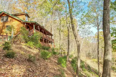 Image de Linda's Haven is a gorgeous log home, sleeps 8, WiFi, Roku, central heat/Ac, hot tub mountain vie. . .