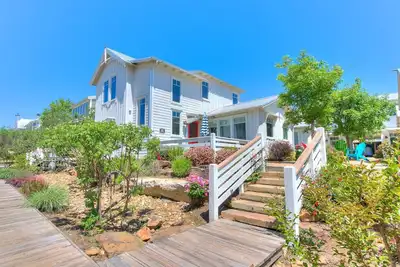 Image de Carlton Landing-Cozy cottage nestled on lower Boardwalk!