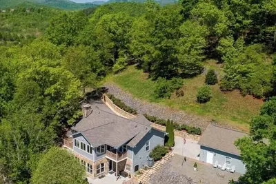 Image de Your mountain paradise! . Year round open views.