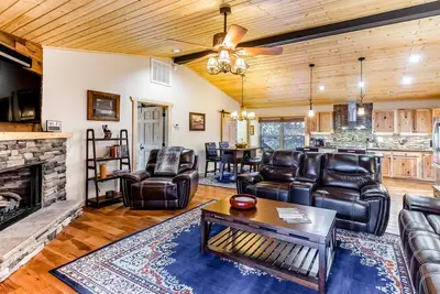 Image de Woodland cabin near ski resort & Maggie Valley with game room, deck, & firepit