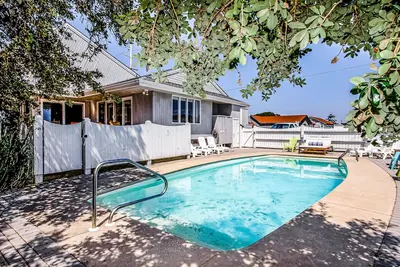 Image de Exquisite home with private hot tub, game room, & central Ac