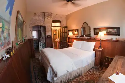 Image de Quiet room in historic hotel, with queen bed, attached bath and kitchenette.