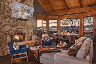 Image de Luxury + Stunning Views + Hot Tub + Close to Skiing – Glacier Lodge West