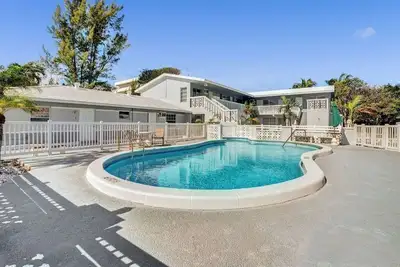Image de Bright Pompano Beach Aparthotel: Poolside Bliss Just Steps from the Shore!