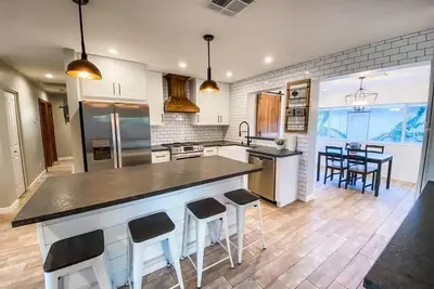 Image de Modern Farmhouse with Guest House Near Park