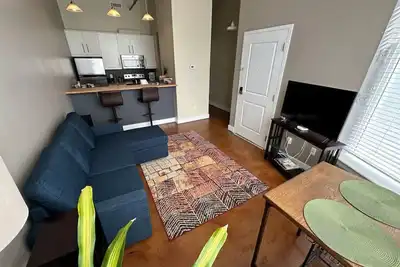 Image de Chic walkable apt with rooftop views