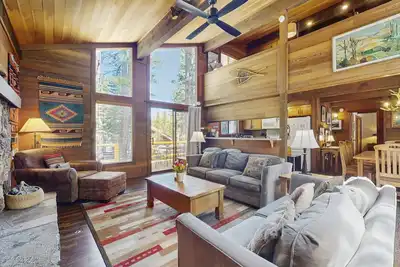 Image de Cozy, dog-friendly getaway w/ a furnished deck, free WiFi, private washer/dryer