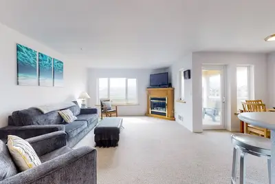 Image de Oceanfront Getaway w/ Free WiFi & a Gas Fireplace plus a Shared Pool & Hot Tub