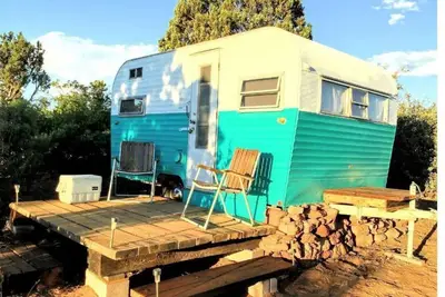 Image de While not a hotel, the Feather Trailer provides a relaxed, peaceful retreat in nature with the warmth and convenience you need for a memorable outdoor getaway.