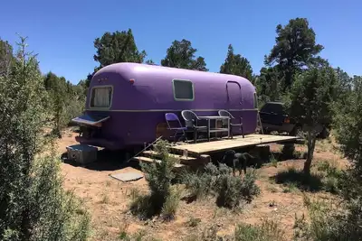 Image de With its retro style and playful color scheme, this unit offers a fun and comfortable escape.