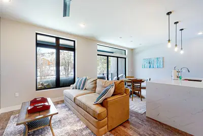 Image de Modern riverfront condo w/ a gas fireplace, washer/dryer & private patio