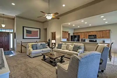 Image de Expansive Townhome w/ Game Room & Community Pool