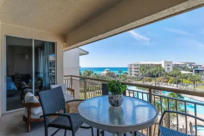 Image de High Pointe Completely Renovated Unit, Beach Setup and Bikes Included!