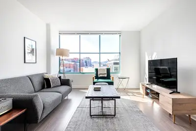 Image de Upscale Waterfront South Beach 1br w/ Pool, Tennis, Spa, by Blueground