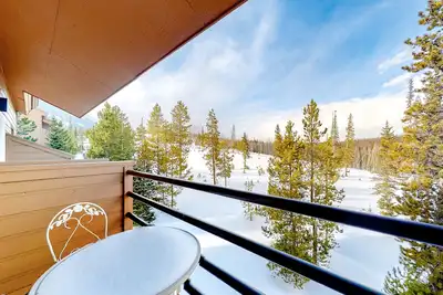 Image de Quiet, 2-level condo with mountain view & fireplace - near shops