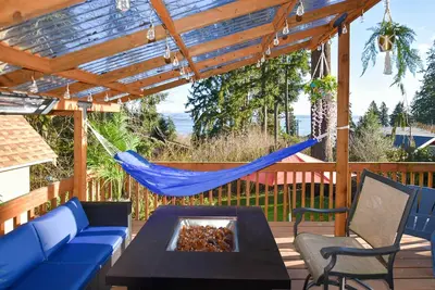Image de Unique Camano Cabin w/ Mountain + Water Views