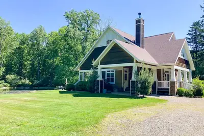 Image de Inviting home with hot tub, high-speed WiFi, fireplace, washer/dryer & wet bar