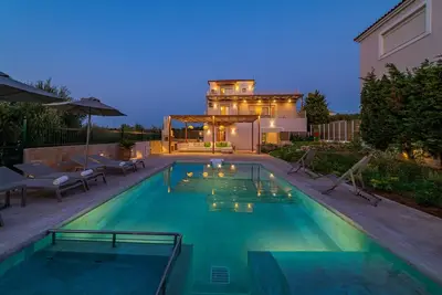 Estella Villa with Private Pool, Bbq & Magnificent Views, Family friendly