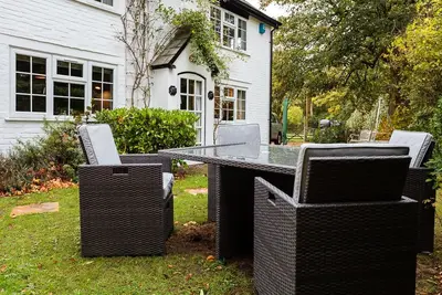 Image de Rose Cottage in the heart of the New Forest, dogs welcome, Ev point, sleeps 6