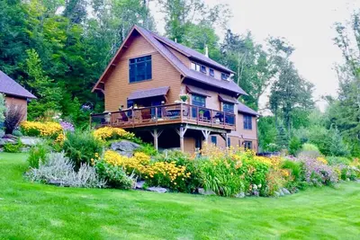 Image de 5 acre Stowe chalet w\/deck, hot tub, views, fireplaces, & pond