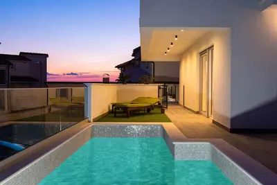 Image de Luxury two-floor app with private pool Aquarelle 2