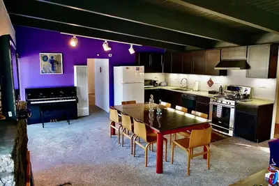Image de Purple Rain: Piano, Guitar, Fenced in Yard, Pet Friendly. The perfect getaway