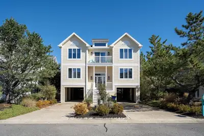 Image de 140 Henlopen Shores - Large home close to the beach in Cape Shores!