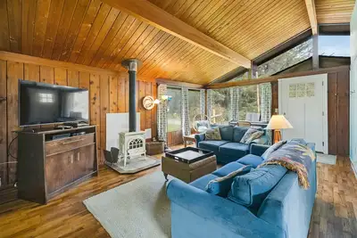 Image de Perfect Retreat a Block from the Beach w/ Private Hot Tub & Fast WiFi - Dogs Ok