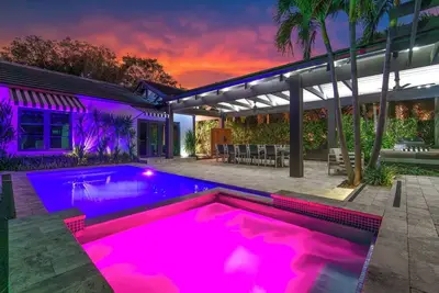 Image de Downtown Luxury Home + Guest Home w/ Heated Pool & Spa 3 blocks to Atlantic Ave