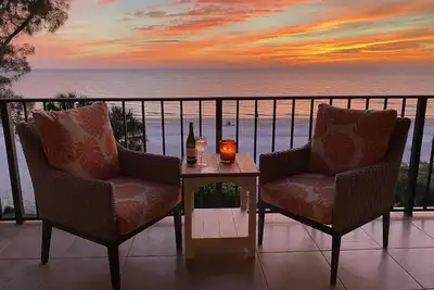 Image de Gulf Front Family Getaway, Large wraparound corner balcony. Small complex