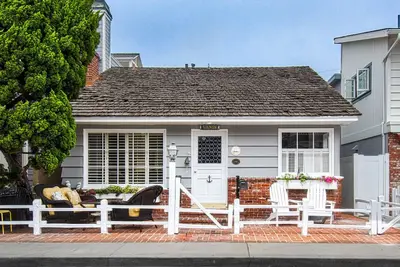 Image de Unique, original island cottage close to the ferry fun zone, and North Bay.