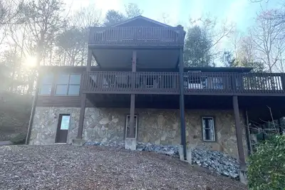 Image de Upscale Lake Lure retreat - A 1 minute walk to the beach/marina/pools/tennis