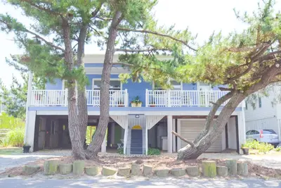 Image de Beach home nestled between the beach and the bay (eastside)