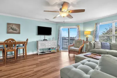 Image de A Turtle's Pace: Ocean View, End Unit Condo in Walking Distance of Beach Access