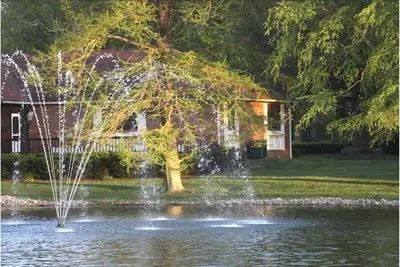 Image de Lakeview, Community Pool, Private Hot Tub, Walking Trails