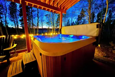 Image de Spacious comfortable cabin, 33 Miles to Yellowstone, Wi/Fi, Fire Pit, Hot Tub 🦬