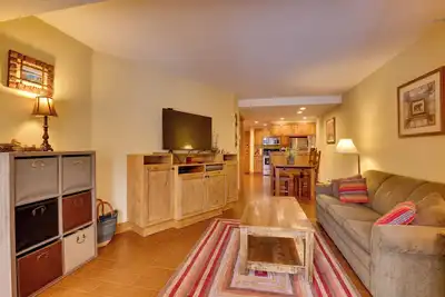 Image de Condo w/ Hot Tub Access - Quick Bus Trip to Ski!