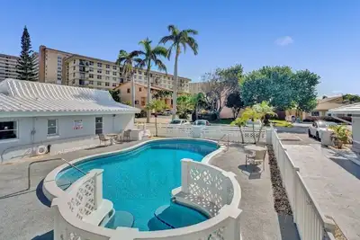 Image de Bright Pompano Beach Aparthotel: Poolside Bliss Just Steps from the Shore!