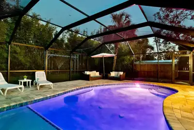 Image de Saltwater Pool + Huge Kitchen | Hammock | Open Concept