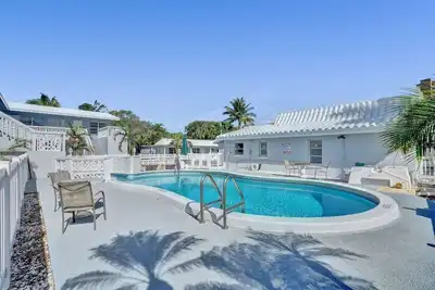 Image de Bright Pompano Beach Aparthotel: Poolside Bliss Just Steps from the Shore!
