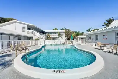 Image de Bright Pompano Beach Aparthotel: Poolside Bliss Just Steps from the Shore!