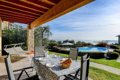 Image de 8 Garden Vistalago, with bedrooms