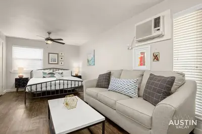 Image de King Bed + Pool + Free Parking | Close To Zilker!