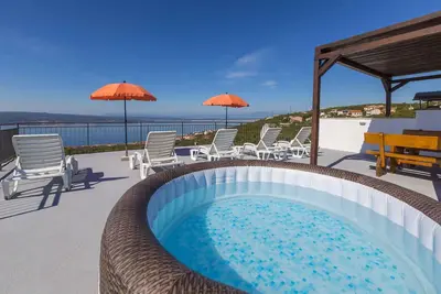 Image de Appartement de vacances avec terrasse ensoleillée, piscine et vue sur la mer