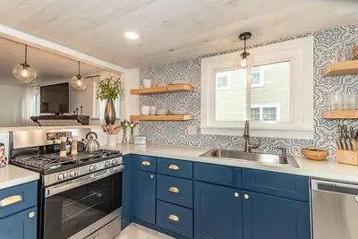 Image de Luxury Lakeside Cottage- Girls Getaway - 5 mi to Gotl w\/ Backyard & Fire pit