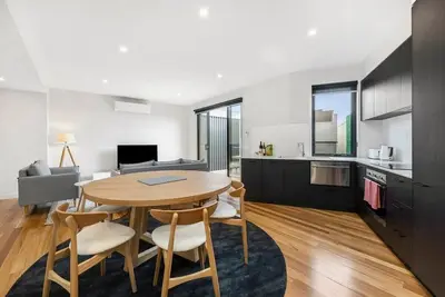 Image de Prime Location: Townhouse near beach and shops